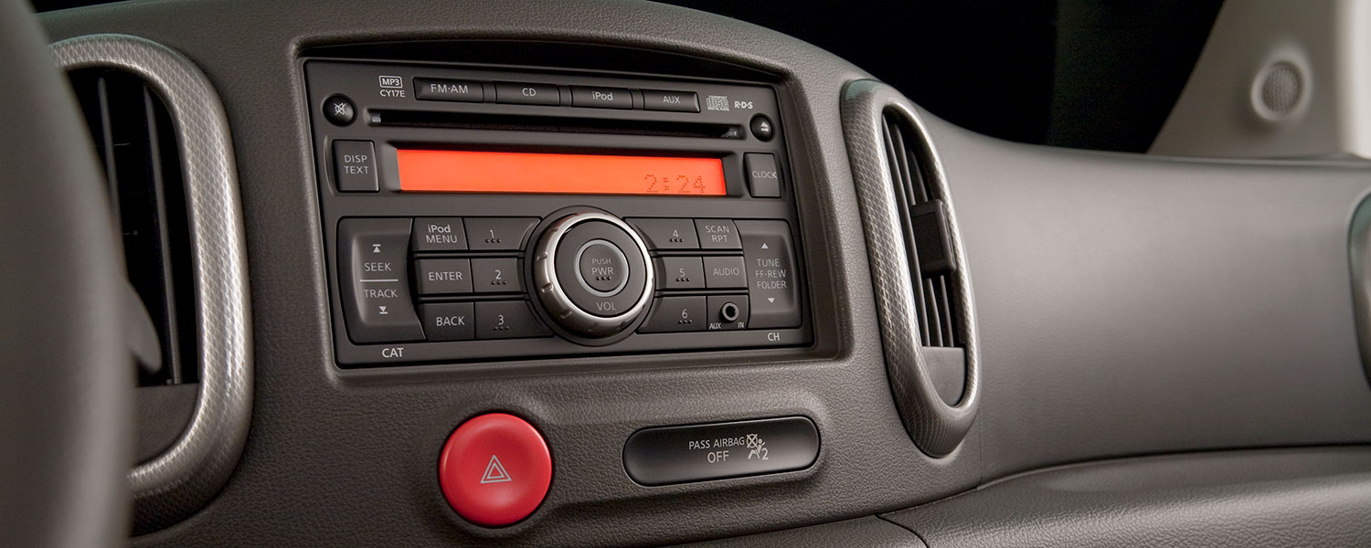 A 2010 Nissan Cube radio and user controls