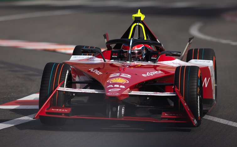モナコE-Prixのトラックで赤いレースカーに乗る日産フォーミュラEドライバーのオリバー・ローランド