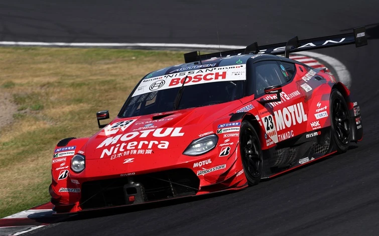 鈴鹿サーキットの右コーナーを走る赤い#23 MOTUL Niterra Z