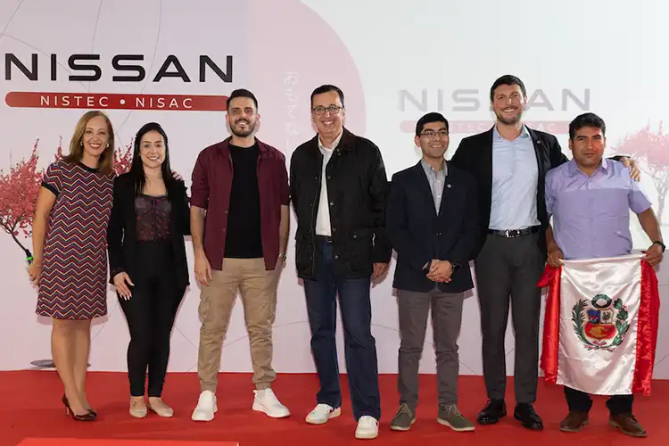 Grupo de personas paradas alrededor