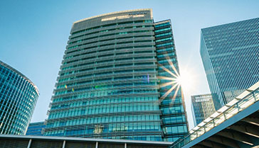 Bâtiment du siège mondial de Nissan Motor illuminé par le soleil (quartier Nishi, ville de Yokohama, préfecture de Kanagawa)