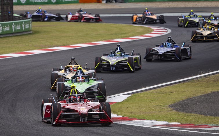 日産フォーミュラEマシンを先頭に車列が連なる上海のサーキット