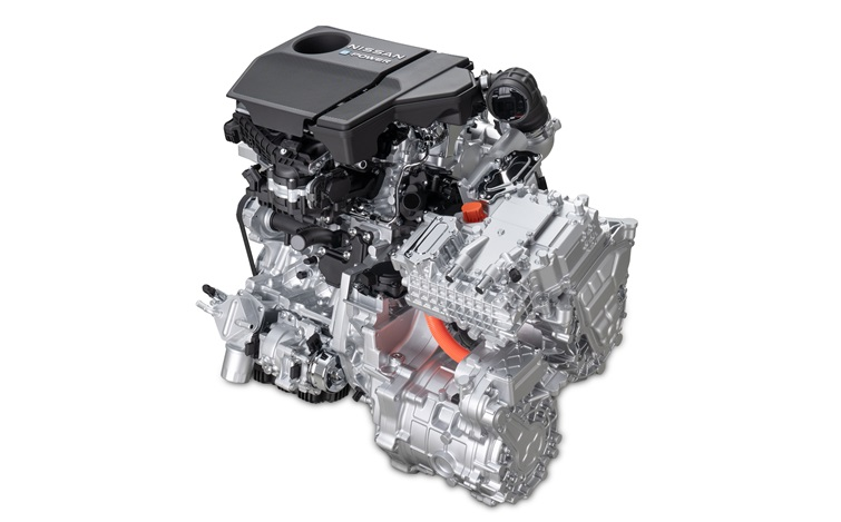 白い背景に、銀色と黒を基調とした自動車用パワートレインを斜め前方から写した画像。エンジンと変速機が一体で、右向きに配置されている。