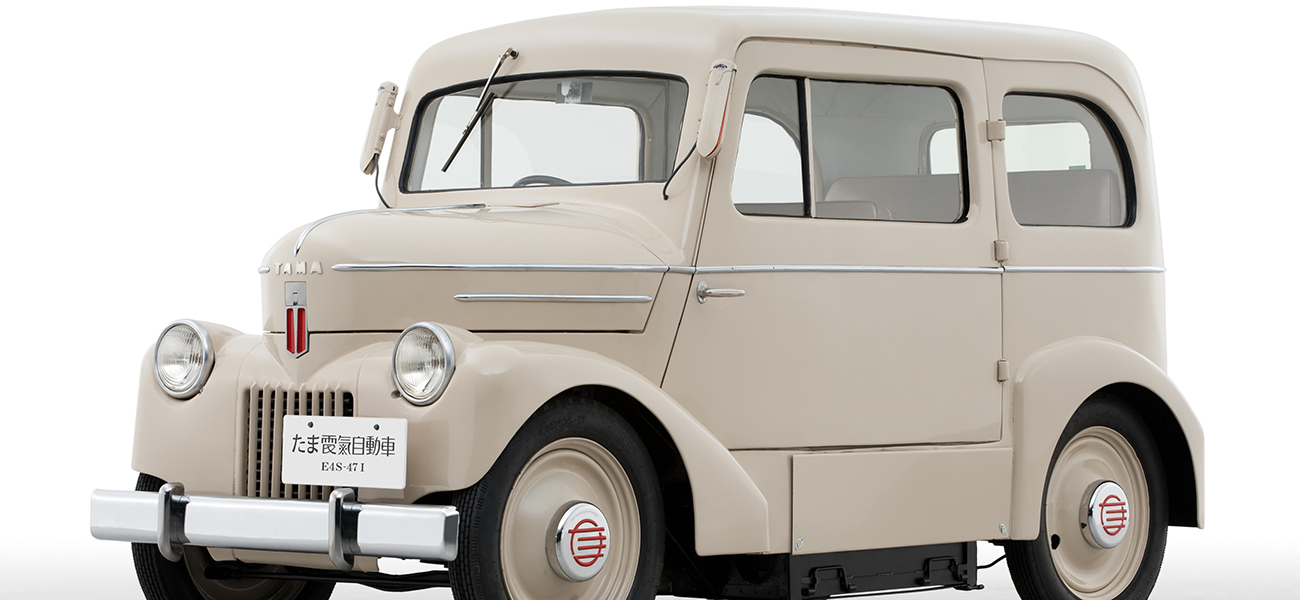 Nissan Tama estacionado en una habitación blanca.