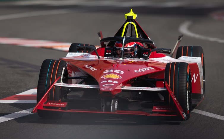 モナコE-Prixのトラックで赤いレースカーに乗る日産フォーミュラEドライバーのオリバー・ローランド