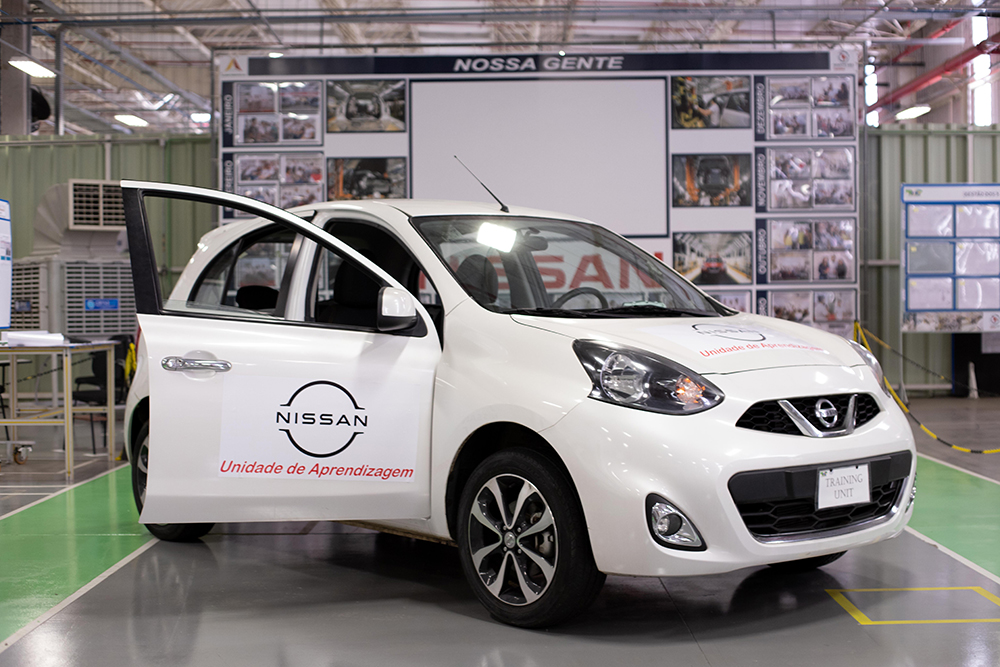 Um carro branco com uma porta aberta
