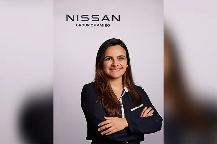Ana Flávia posando com os braços cruzados