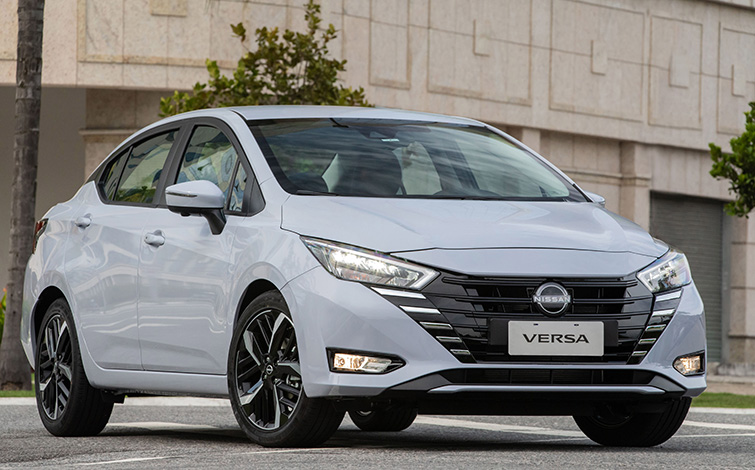 Modelos Nissan Sentra, Kicks e Novo Versa formam mosaico