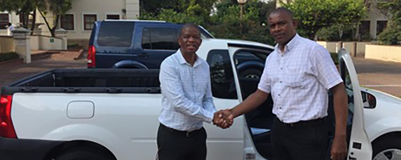 Nokuthula Khumalo and Vukani Khumalo shaking hands