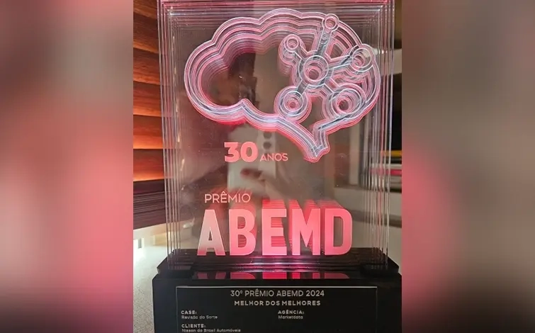 Troféu do 30° prêmio ABEMD 2024 com a inscrição ‘’Melhor dos melhores’’