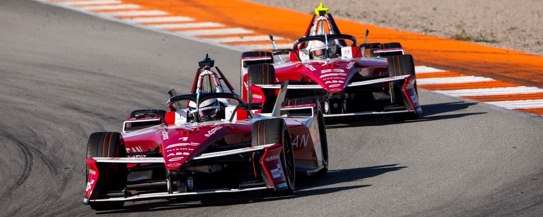 バレンシアで行われたプレシーズンテスト中、日産e-4ORCE 05の1号車で走行するオリバー ローランドを正面から捉えたショット。すぐ後方には23号車のノーマン ナトーが続いている。