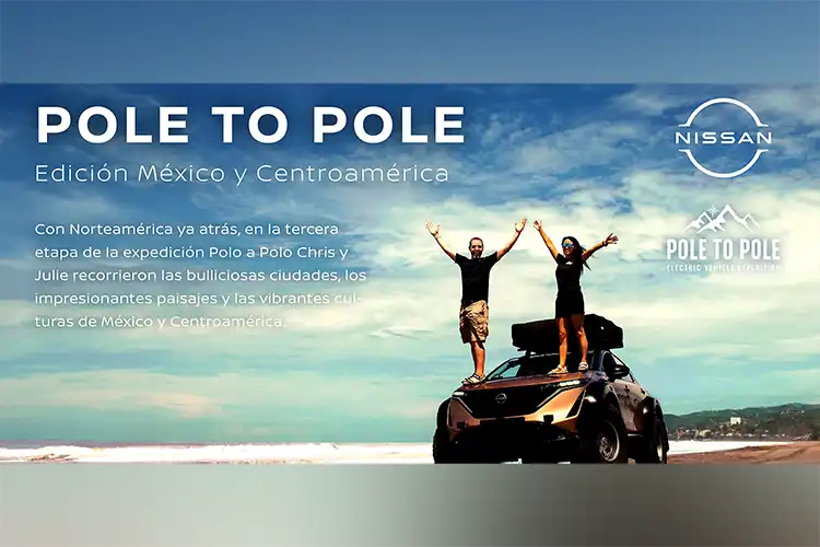 Imagen de polo a polo de personas con las manos levantadas.
