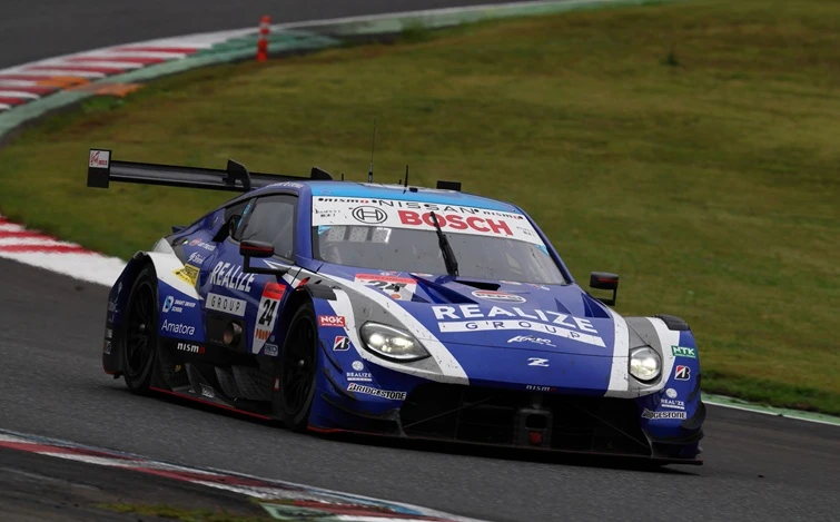 スポーツランドSUGOの左コーナーを走る青と白の#24 リアライズコーポレーション Z