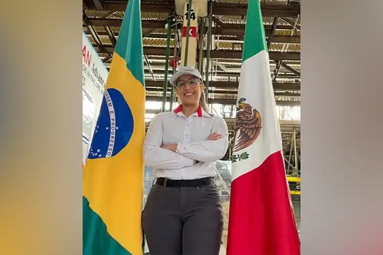 mulher em frente a uma bandeira