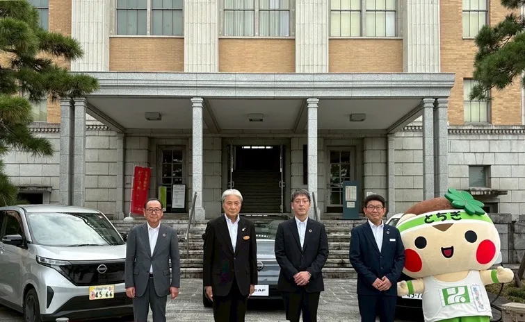 電気自動車の前で記念撮影をする栃木県と、日産自動車株式会社、栃木日産自動車販売株式会社および日産プリンス栃木販売株式会社の各団体代表者