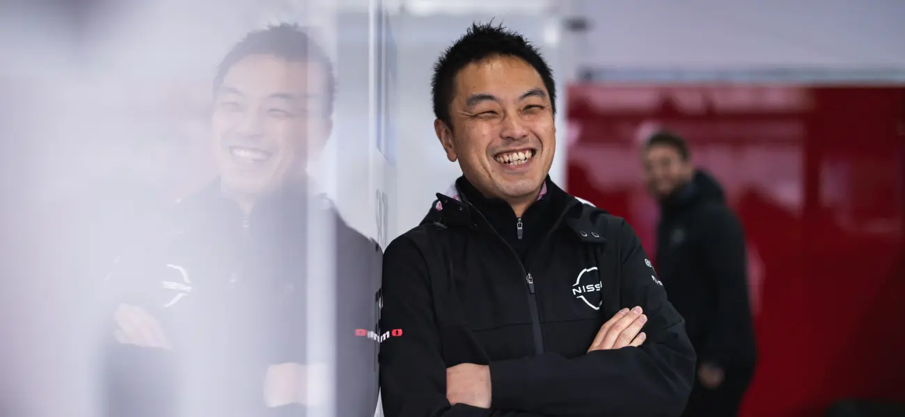 Tadashi Nishikawa, Engenheiro-Chefe de Powertrain, sorri encostado em painel