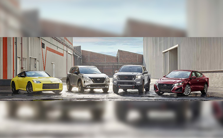 Se muestran los cuatro vehículos representativos de la ingeniería japones y mexicana: Nissan Z, Xtrail, Frontier y Sentra
