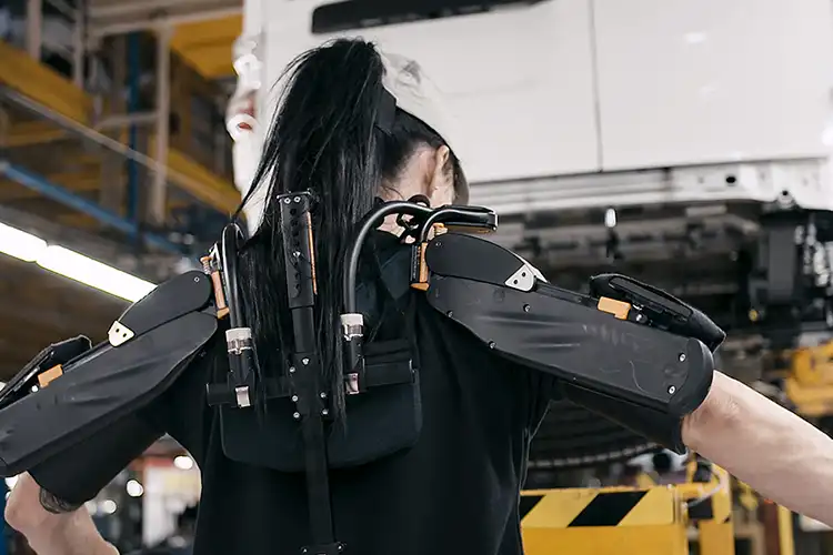 Imagen que representa la espalda de una persona equipada con tecnología.