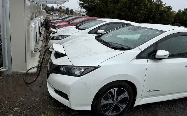 充電中の日産リーフ（複数台、手前から奥に並ぶ）。一番手前が白い車体。