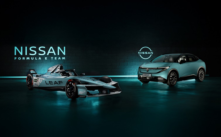 特別にターコイズブルーのカラーリングが施された日産e-4ORCE 05と新型「日産リーフ」が並んで写っており、暗い背景には日産フォーミュラEチームと日産のロゴがネオン状に点灯しています。