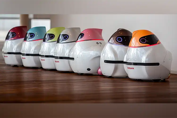 7 pequeños robots sobre una mesa de madera.