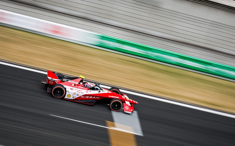 上海国際サーキットでレース中のオリバー ローランドのマシン