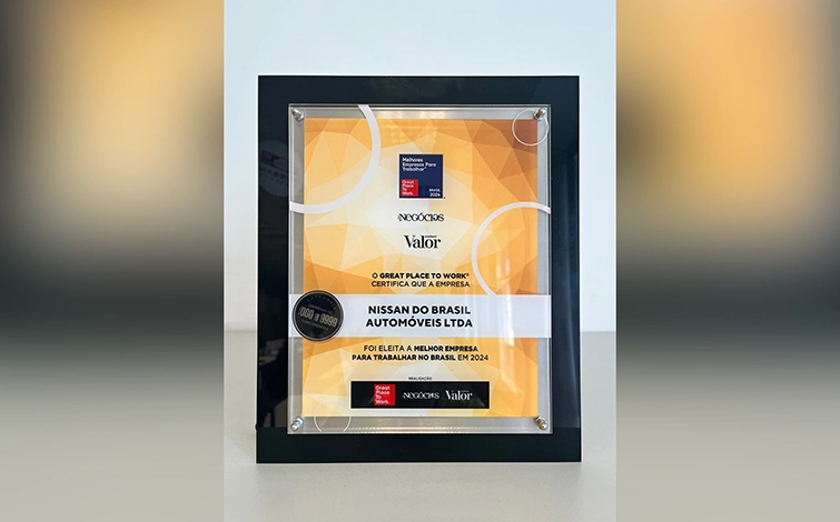 Placa amarela com fundo branco com a informação de que a Nissan foi eleita “a melhor empresa para trabalhar em 2024”
