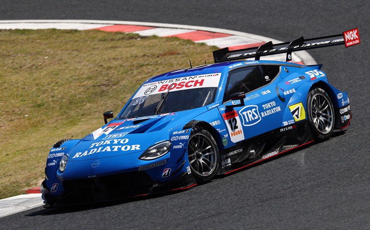 岡山国際サーキットの右コーナーを走る青い#12 TRS IMPUL with SDG Z
