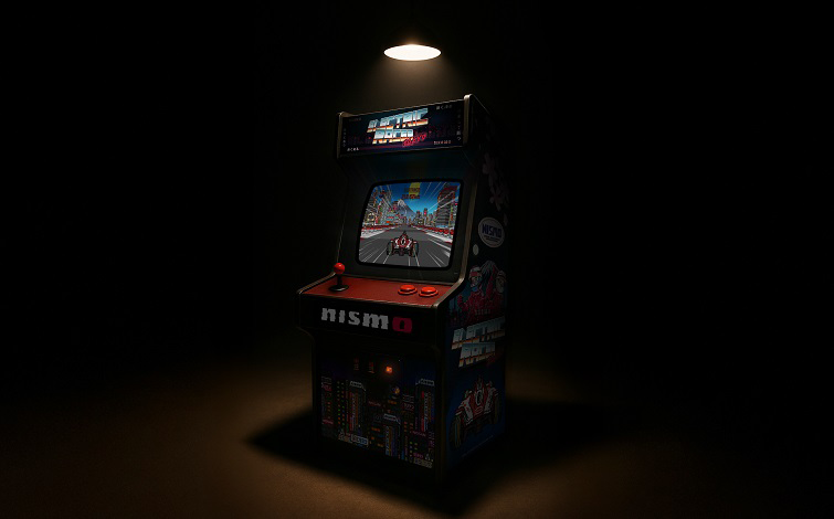 暗闇の中に NISMO ブランドロゴが入った古いアーケード ゲームマシンがあり、画面が点灯して NISMO Electric Racerゲームのロゴと日産フォーミュラEマシンが表示されている。