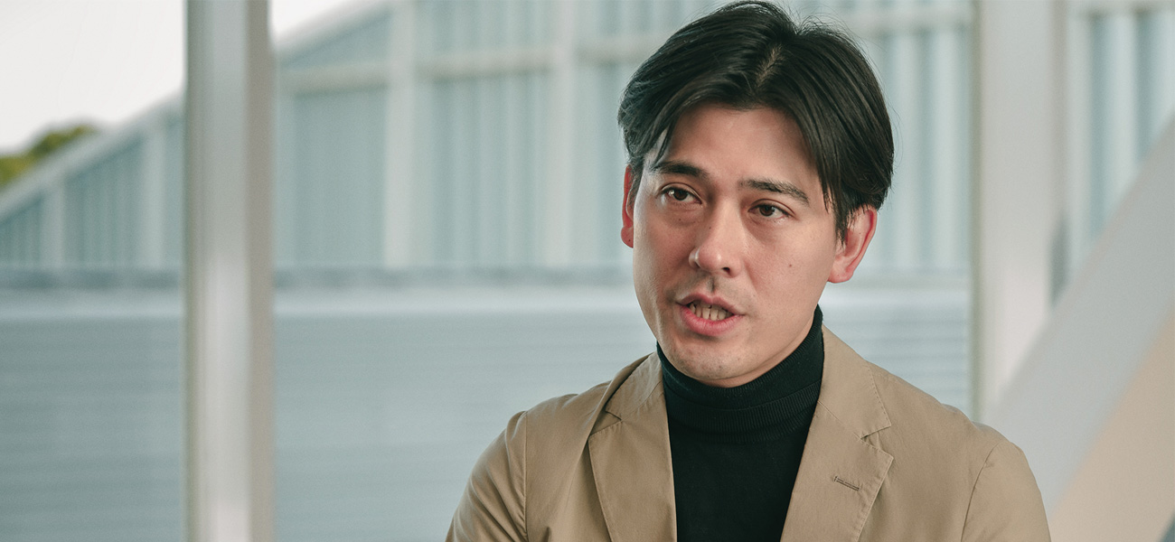 Makoto Fukuda facing forward speaking