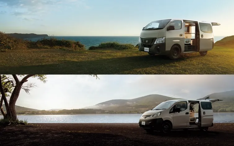 草原の中に停車中のキャラバン MYROOM（上）、NV200バネット MYROOM（下）