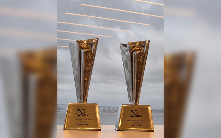 Dois troféus do prêmio Aberje com o logo gravado na base
