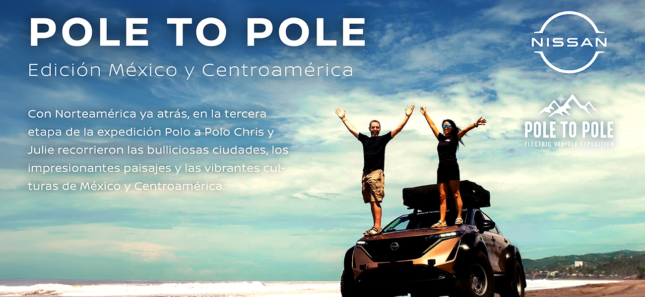 Imagen de polo a polo de personas con las manos levantadas.