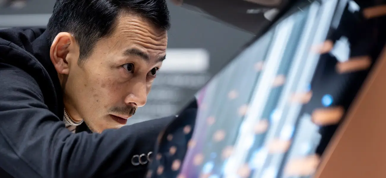 Diseñador Japones, revisando un automóvil