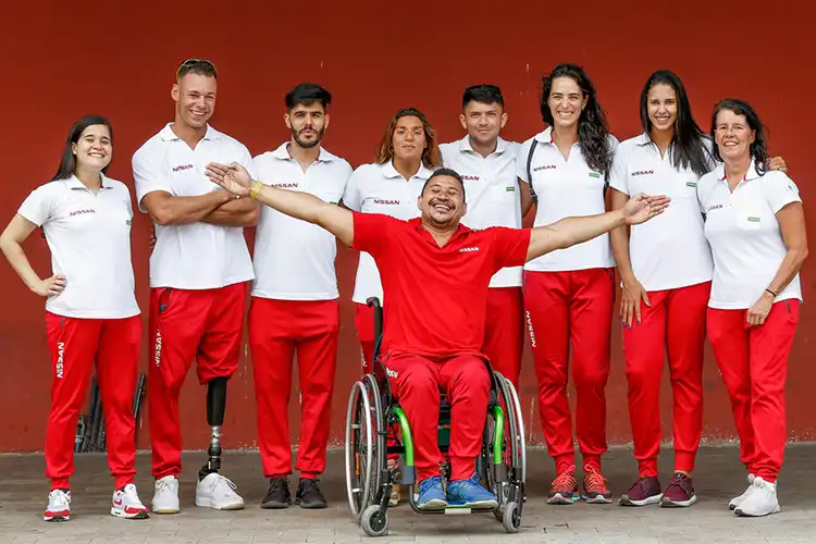 Um grupo de pessoas se reuniu para uma foto vestindo vermelho e branco
