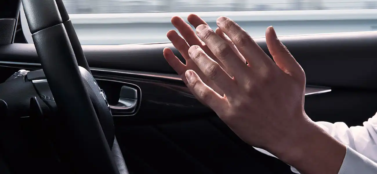 An image of 2 hands letting go of a wheel.