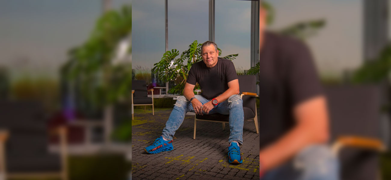 Guy Rodríguez sentado en una silla