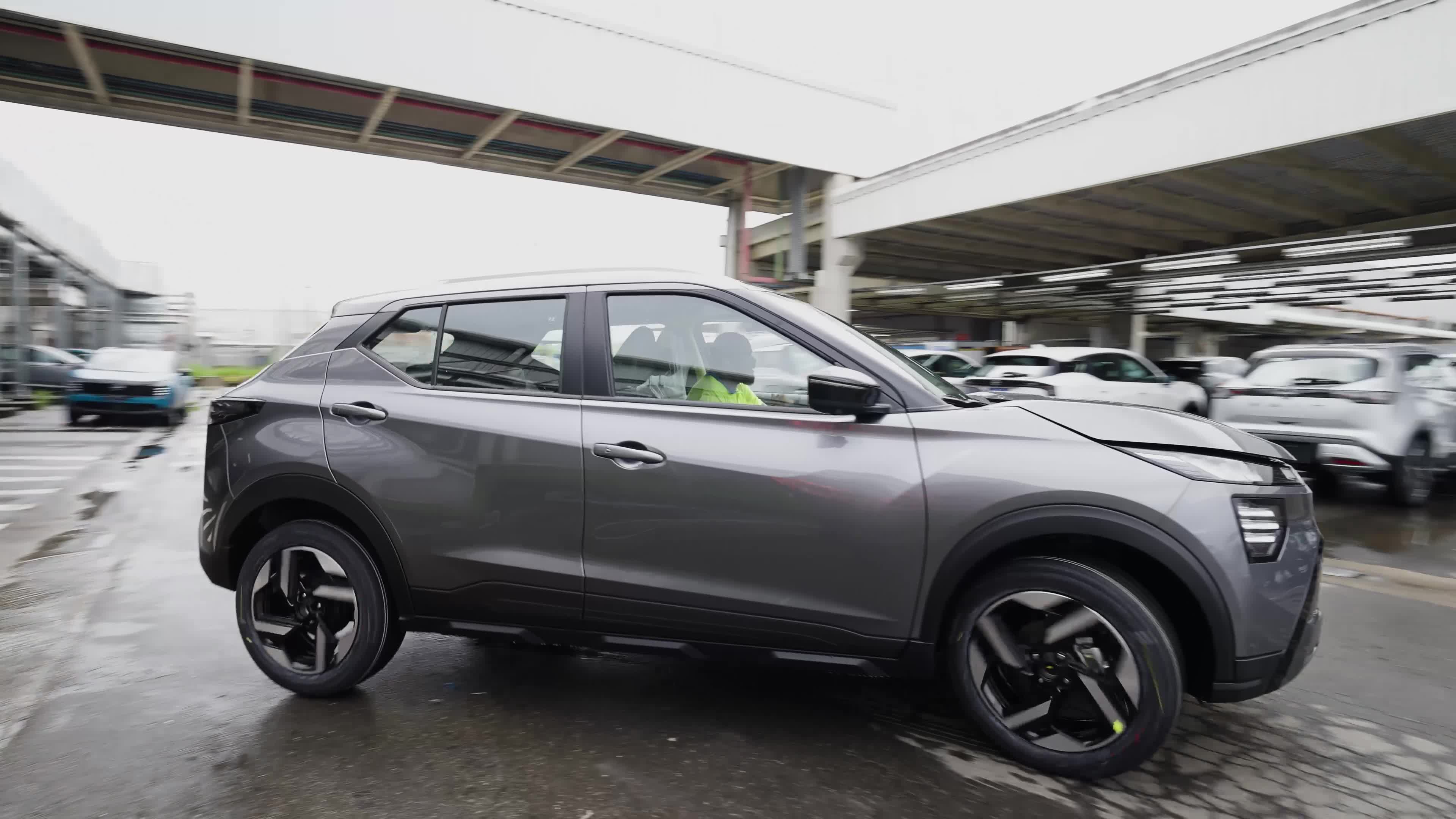 Linha de produção do Nissan Kait – Veículos prontos